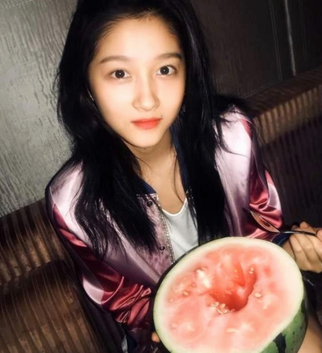 从“吃瓜”到社交新宠：微信表情包背后的网络文化解读