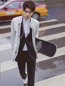 暖暖直播间人气爆棚,明星吃紫薇瓜也成新风潮!